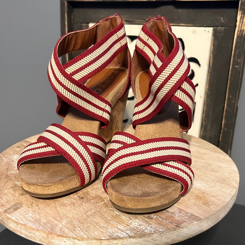 TOETOS BY DREAM PAIRS Women's Zipper Back Wedge Sandals, Red/Tan Size 6